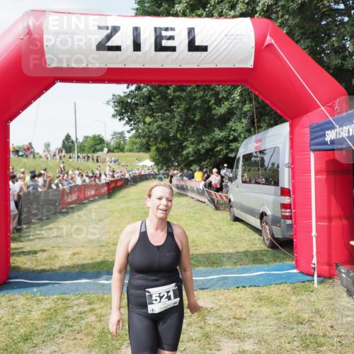 21.06.2025 - 27. Vierlanden-Triathlon MichiJ http://msf.ph/oto/8018387 15.06.2026 11:34:11 Ziel 521, 582 meine-sportfotos.de