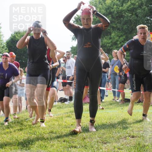 15.06.2025 - 27. Vierlanden-Triathlon KatJ http://msf.ph/oto/8018482 15.06.2025 10:17:39 Schwimmen 485, 488, 492, 493, 519, 532, 537, 552, 557, 562, 572, 582, 588, 594, 626 meine-sportfotos.de