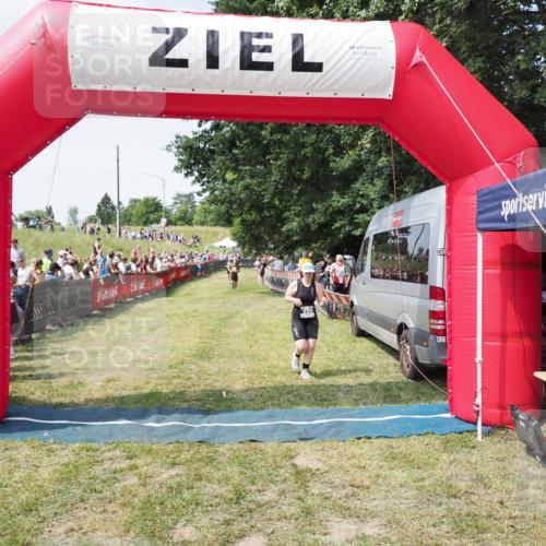 21.06.2025 - 27. Vierlanden-Triathlon MichiJ http://msf.ph/oto/8018483 15.06.2026 11:34:32 Ziel 559 meine-sportfotos.de