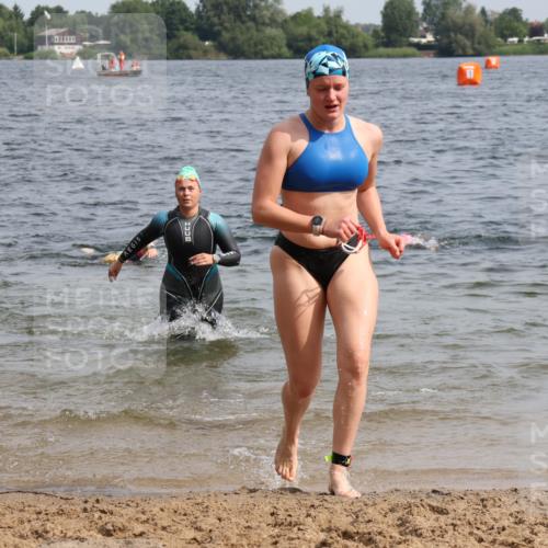 15.06.2025 - 27. Vierlanden-Triathlon Lena Gebhardt http://msf.ph/oto/8018524 15.06.2025 10:16:43 Schwimmen 501, 516, 551, 595, 604, 633 meine-sportfotos.de