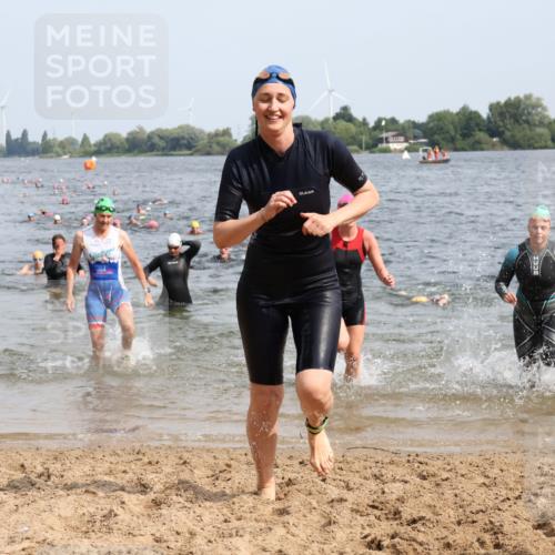 15.06.2025 - 27. Vierlanden-Triathlon Lena Gebhardt http://msf.ph/oto/8018606 15.06.2025 10:16:45 Schwimmen 501, 516, 551, 595, 604, 633 meine-sportfotos.de