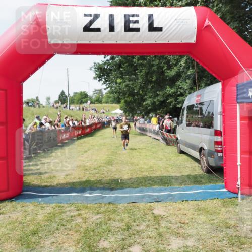 21.06.2025 - 27. Vierlanden-Triathlon MichiJ http://msf.ph/oto/8018625 15.06.2026 11:34:36 Ziel 290, 559 meine-sportfotos.de