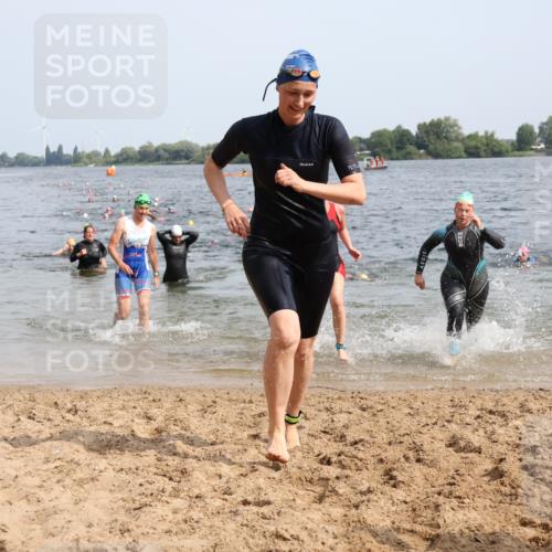 15.06.2025 - 27. Vierlanden-Triathlon Lena Gebhardt http://msf.ph/oto/8018637 15.06.2025 10:16:46 Schwimmen 484, 501, 516, 551, 566, 595, 604, 633 meine-sportfotos.de