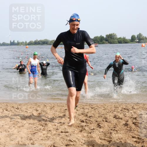 15.06.2025 - 27. Vierlanden-Triathlon Lena Gebhardt http://msf.ph/oto/8018651 15.06.2025 10:16:46 Schwimmen 484, 501, 516, 551, 566, 595, 604, 633 meine-sportfotos.de