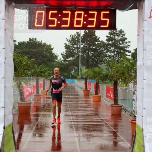 15.06.2025 - 7 Türme Triathlon Michael Strokosch http://msf.ph/oto/8018674 15.06.2025 15:38:35 Ziel 301 meine-sportfotos.de