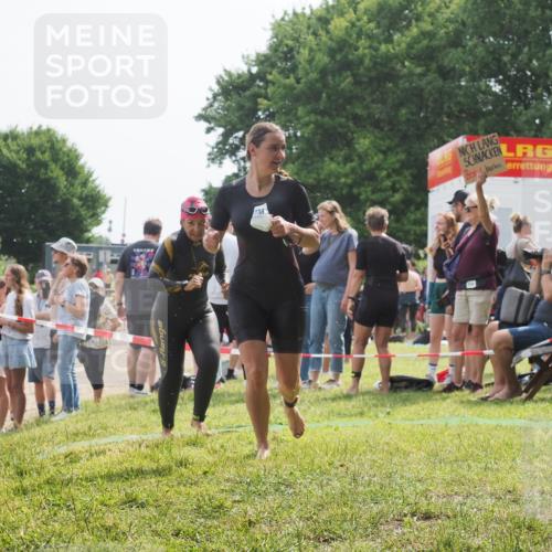 15.06.2025 - 27. Vierlanden-Triathlon KatJ http://msf.ph/oto/8018681 15.06.2025 10:17:52 Schwimmen 493, 522, 563, 571 meine-sportfotos.de