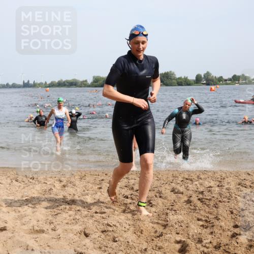 15.06.2025 - 27. Vierlanden-Triathlon Lena Gebhardt http://msf.ph/oto/8018682 15.06.2025 10:16:46 Schwimmen 484, 501, 516, 551, 566, 595, 604, 633 meine-sportfotos.de