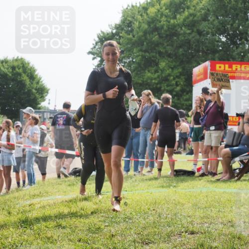 15.06.2025 - 27. Vierlanden-Triathlon KatJ http://msf.ph/oto/8018690 15.06.2025 10:17:52 Schwimmen 493, 522, 563, 571 meine-sportfotos.de