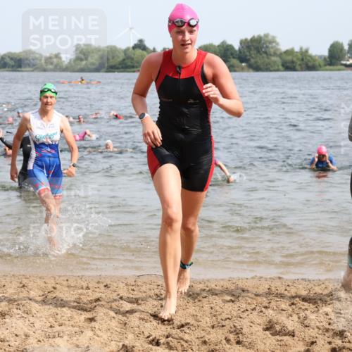15.06.2025 - 27. Vierlanden-Triathlon Lena Gebhardt http://msf.ph/oto/8018698 15.06.2025 10:16:47 Schwimmen 484, 501, 516, 551, 566, 595, 604, 633 meine-sportfotos.de