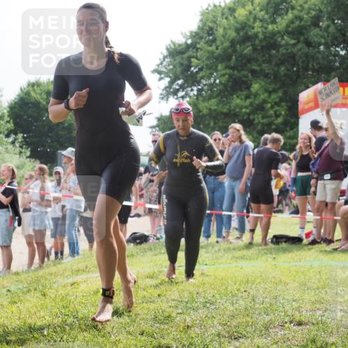 15.06.2025 - 27. Vierlanden-Triathlon KatJ http://msf.ph/oto/8018701 15.06.2025 10:17:53 Schwimmen 493, 522, 563, 571 meine-sportfotos.de