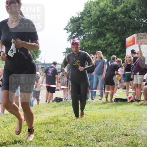 15.06.2025 - 27. Vierlanden-Triathlon KatJ http://msf.ph/oto/8018714 15.06.2025 10:17:53 Schwimmen 493, 522, 563, 571 meine-sportfotos.de