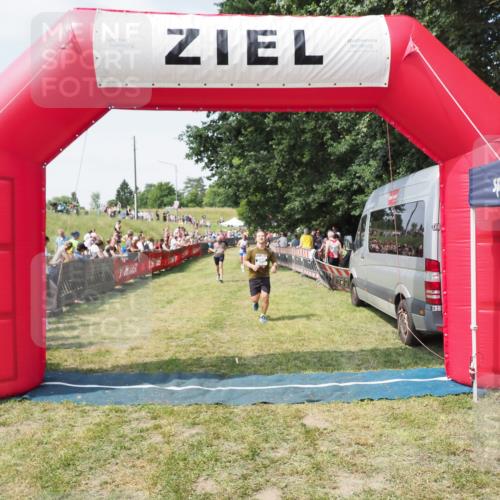 21.06.2025 - 27. Vierlanden-Triathlon MichiJ http://msf.ph/oto/8018725 15.06.2026 11:34:38 Ziel 290, 386, 559 meine-sportfotos.de