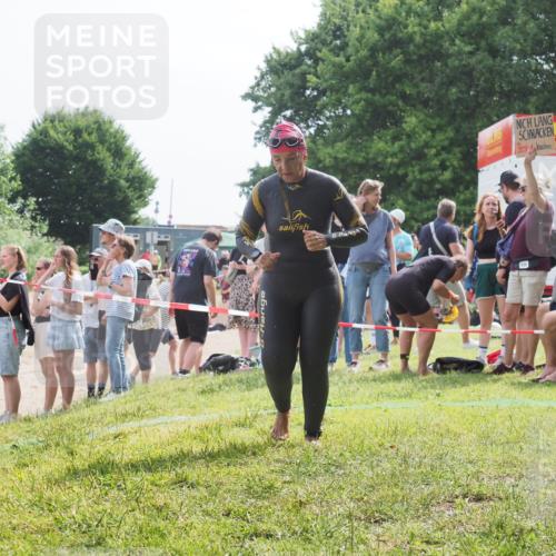 15.06.2025 - 27. Vierlanden-Triathlon KatJ http://msf.ph/oto/8018730 15.06.2025 10:17:54 Schwimmen 522, 563, 571 meine-sportfotos.de