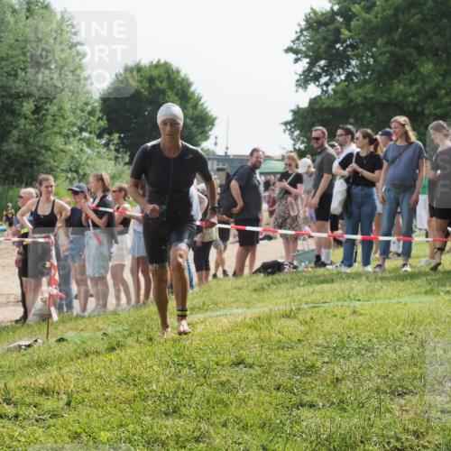 15.06.2025 - 27. Vierlanden-Triathlon KatJ http://msf.ph/oto/8018735 15.06.2025 10:17:59 Schwimmen 522, 563, 571 meine-sportfotos.de