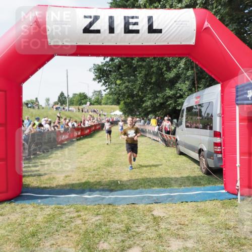 21.06.2025 - 27. Vierlanden-Triathlon MichiJ http://msf.ph/oto/8018738 15.06.2026 11:34:38 Ziel 290, 386, 559 meine-sportfotos.de