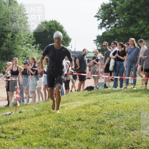 15.06.2025 - 27. Vierlanden-Triathlon KatJ http://msf.ph/oto/8018740 15.06.2025 10:17:59 Schwimmen 522, 563, 571 meine-sportfotos.de