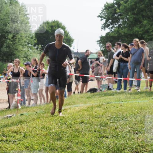 15.06.2025 - 27. Vierlanden-Triathlon KatJ http://msf.ph/oto/8018746 15.06.2025 10:17:59 Schwimmen 522, 563, 571 meine-sportfotos.de