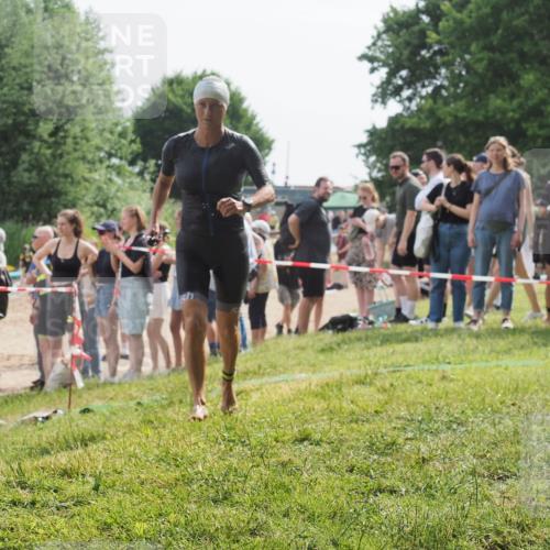 15.06.2025 - 27. Vierlanden-Triathlon KatJ http://msf.ph/oto/8018750 15.06.2025 10:17:59 Schwimmen 522, 563, 571 meine-sportfotos.de