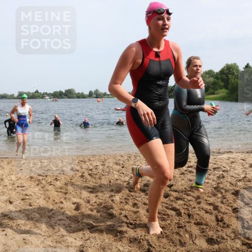 15.06.2025 - 27. Vierlanden-Triathlon Lena Gebhardt http://msf.ph/oto/8018756 15.06.2025 10:16:49 Schwimmen 484, 501, 516, 551, 566, 595, 604, 633 meine-sportfotos.de