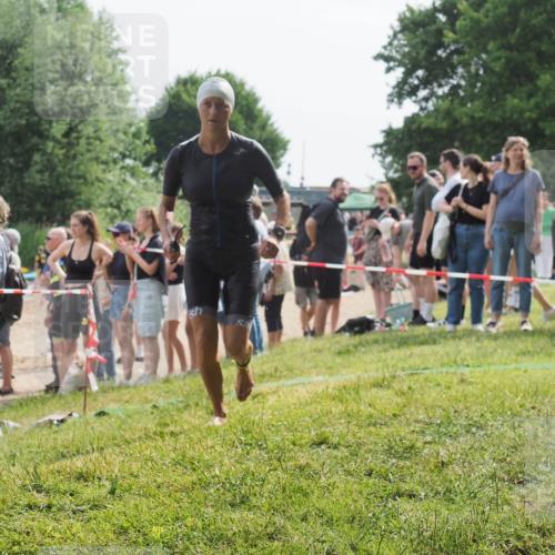15.06.2025 - 27. Vierlanden-Triathlon KatJ http://msf.ph/oto/8018757 15.06.2025 10:17:59 Schwimmen 522, 563, 571 meine-sportfotos.de