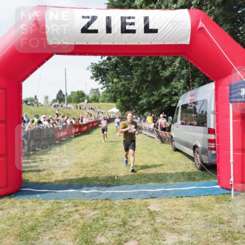 21.06.2025 - 27. Vierlanden-Triathlon MichiJ http://msf.ph/oto/8018770 15.06.2026 11:34:38 Ziel 290, 386, 559 meine-sportfotos.de