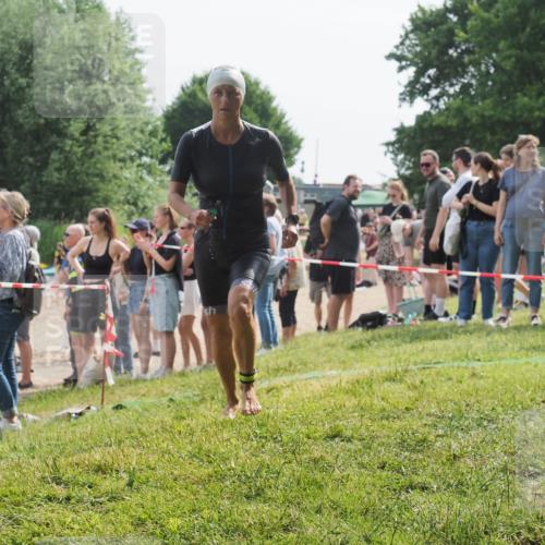 15.06.2025 - 27. Vierlanden-Triathlon KatJ http://msf.ph/oto/8018771 15.06.2025 10:17:59 Schwimmen 522, 563, 571 meine-sportfotos.de