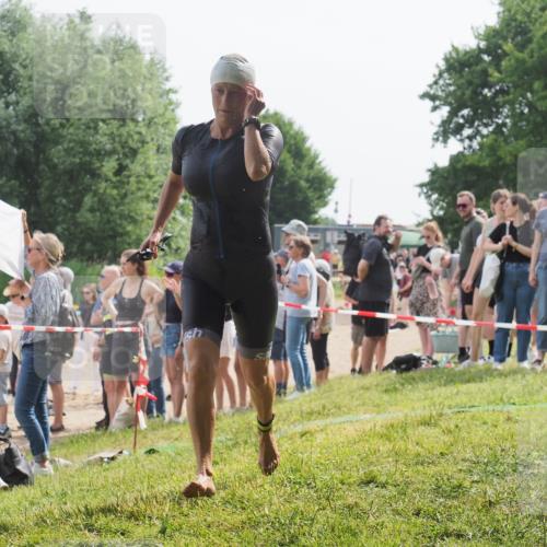 15.06.2025 - 27. Vierlanden-Triathlon KatJ http://msf.ph/oto/8018777 15.06.2025 10:18:00 Schwimmen 522, 563, 571 meine-sportfotos.de