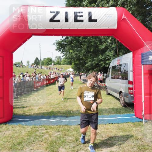 21.06.2025 - 27. Vierlanden-Triathlon MichiJ http://msf.ph/oto/8018874 15.06.2026 11:34:40 Ziel 290, 386, 595 meine-sportfotos.de