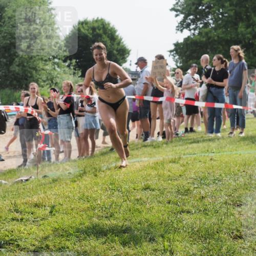 15.06.2025 - 27. Vierlanden-Triathlon KatJ http://msf.ph/oto/8018898 15.06.2025 10:18:19 Schwimmen 568, 586 meine-sportfotos.de