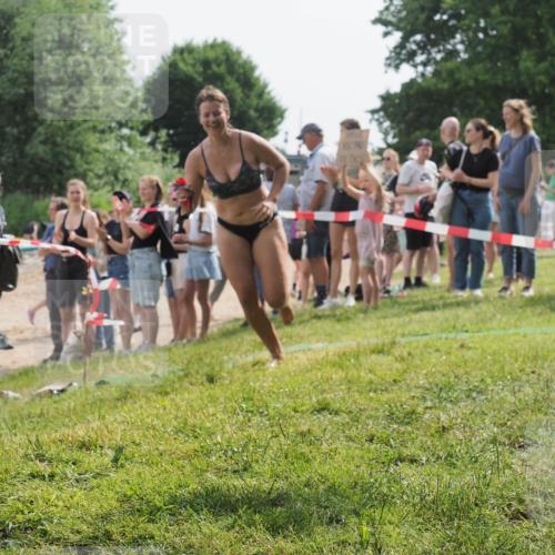 15.06.2025 - 27. Vierlanden-Triathlon KatJ http://msf.ph/oto/8018914 15.06.2025 10:18:19 Schwimmen 568, 586 meine-sportfotos.de