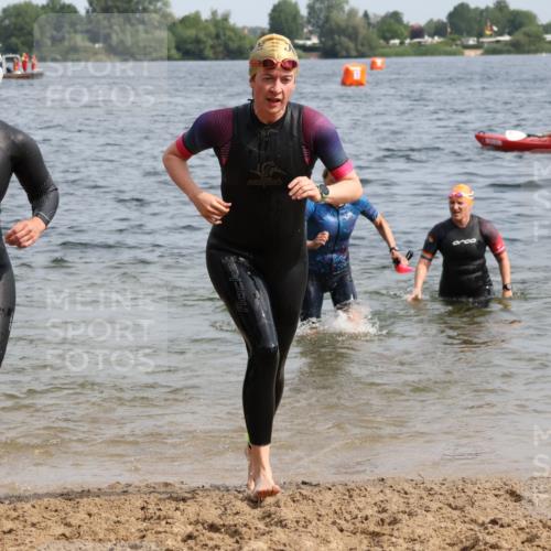 15.06.2025 - 27. Vierlanden-Triathlon Lena Gebhardt http://msf.ph/oto/8018943 15.06.2025 10:16:54 Schwimmen 471, 484, 501, 516, 551, 566, 567, 595, 604, 610, 633 meine-sportfotos.de
