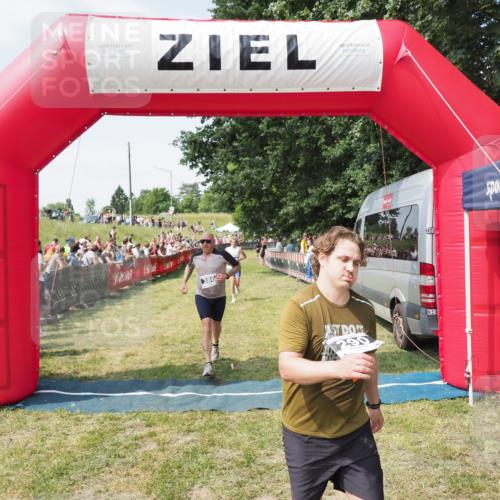 21.06.2025 - 27. Vierlanden-Triathlon MichiJ http://msf.ph/oto/8018954 15.06.2026 11:34:41 Ziel 290, 386, 595 meine-sportfotos.de