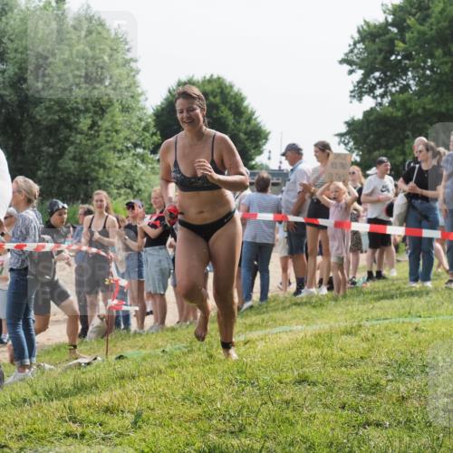 15.06.2025 - 27. Vierlanden-Triathlon KatJ http://msf.ph/oto/8018962 15.06.2025 10:18:19 Schwimmen 568, 586 meine-sportfotos.de