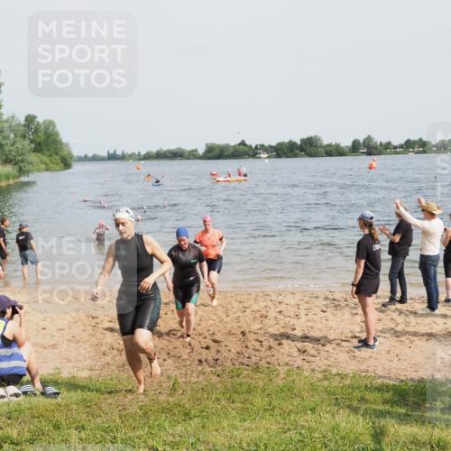 21.06.2025 - 27. Vierlanden-Triathlon MichiJ http://msf.ph/oto/8018995 15.06.2026 10:19:09 Schwimmen 478, 498, 543, 558 meine-sportfotos.de