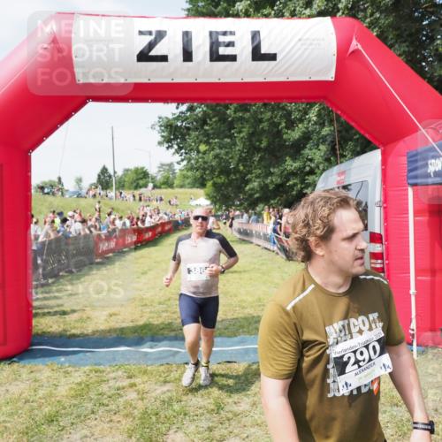 21.06.2025 - 27. Vierlanden-Triathlon MichiJ http://msf.ph/oto/8019002 15.06.2026 11:34:41 Ziel 290, 386, 595 meine-sportfotos.de