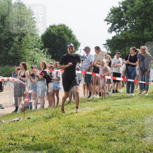 15.06.2025 - 27. Vierlanden-Triathlon KatJ http://msf.ph/oto/8019004 15.06.2025 10:18:21 Schwimmen 535, 568, 586 meine-sportfotos.de