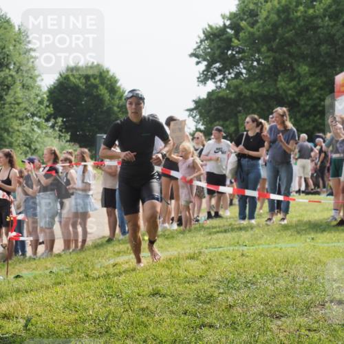 15.06.2025 - 27. Vierlanden-Triathlon KatJ http://msf.ph/oto/8019010 15.06.2025 10:18:21 Schwimmen 535, 568, 586 meine-sportfotos.de