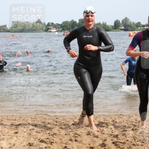 15.06.2025 - 27. Vierlanden-Triathlon Lena Gebhardt http://msf.ph/oto/8019014 15.06.2025 10:16:55 Schwimmen 471, 484, 501, 516, 551, 566, 567, 595, 604, 610, 633 meine-sportfotos.de