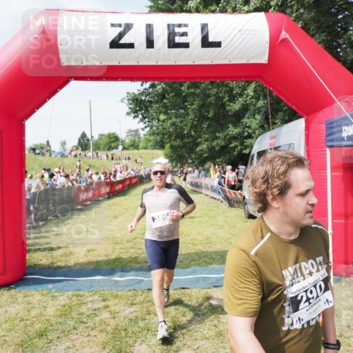21.06.2025 - 27. Vierlanden-Triathlon MichiJ http://msf.ph/oto/8019016 15.06.2026 11:34:42 Ziel 290, 386, 595 meine-sportfotos.de