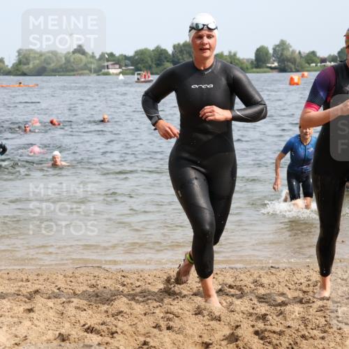 15.06.2025 - 27. Vierlanden-Triathlon Lena Gebhardt http://msf.ph/oto/8019027 15.06.2025 10:16:55 Schwimmen 471, 484, 501, 516, 551, 566, 567, 595, 604, 610, 633 meine-sportfotos.de