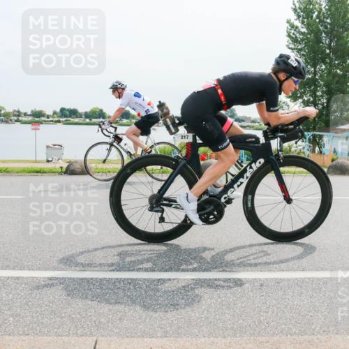 15.06.2025 - 27. Vierlanden-Triathlon H.Heesch http://msf.ph/oto/8019034 15.06.2025 10:21:26 Radfahren 36, 217, 371, 454 meine-sportfotos.de