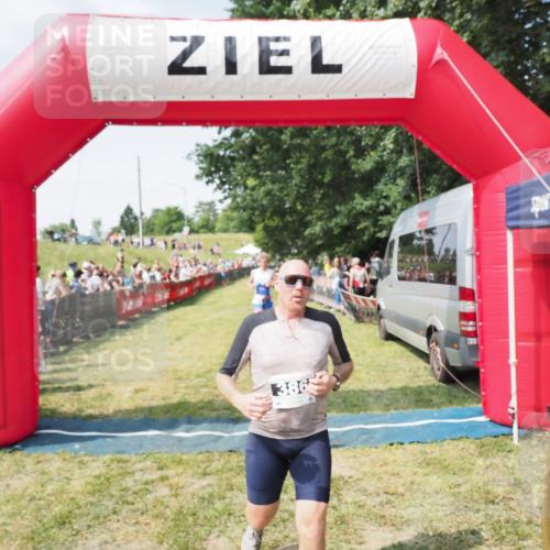 21.06.2025 - 27. Vierlanden-Triathlon MichiJ http://msf.ph/oto/8019041 15.06.2026 11:34:42 Ziel 290, 386, 595 meine-sportfotos.de