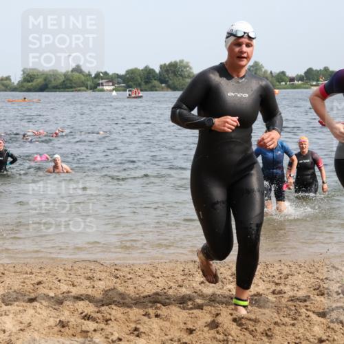 15.06.2025 - 27. Vierlanden-Triathlon Lena Gebhardt http://msf.ph/oto/8019044 15.06.2025 10:16:55 Schwimmen 471, 484, 501, 516, 551, 566, 567, 595, 604, 610, 633 meine-sportfotos.de