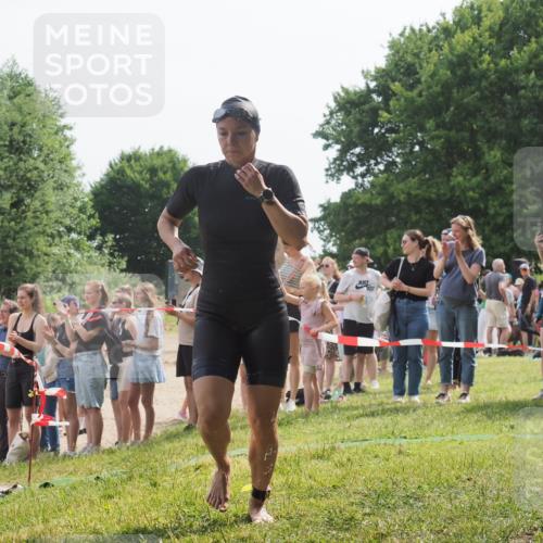 15.06.2025 - 27. Vierlanden-Triathlon KatJ http://msf.ph/oto/8019066 15.06.2025 10:18:22 Schwimmen 535, 568, 586 meine-sportfotos.de