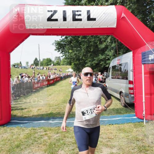 21.06.2025 - 27. Vierlanden-Triathlon MichiJ http://msf.ph/oto/8019070 15.06.2026 11:34:42 Ziel 290, 386, 595 meine-sportfotos.de
