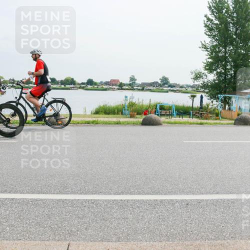 15.06.2025 - 27. Vierlanden-Triathlon H.Heesch http://msf.ph/oto/8019079 15.06.2025 10:22:05 Radfahren 16, 48, 417, 565, 592, 613 meine-sportfotos.de
