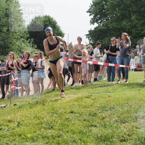 15.06.2025 - 27. Vierlanden-Triathlon KatJ http://msf.ph/oto/8019081 15.06.2025 10:18:26 Schwimmen 495, 535, 568, 586 meine-sportfotos.de