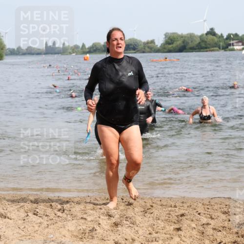 15.06.2025 - 27. Vierlanden-Triathlon Lena Gebhardt http://msf.ph/oto/8019087 15.06.2025 10:16:57 Schwimmen 471, 479, 484, 501, 551, 566, 567, 595, 602, 610, 633 meine-sportfotos.de