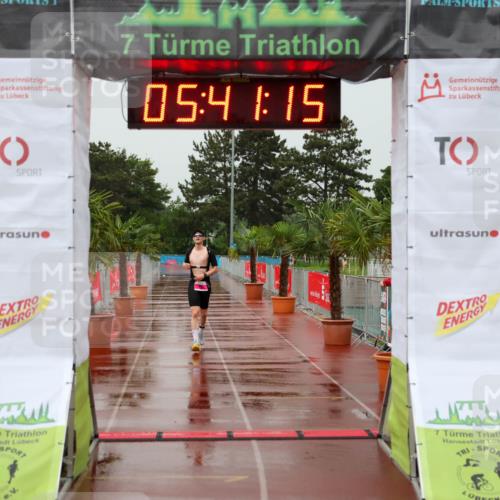 15.06.2025 - 7 Türme Triathlon Michael Strokosch http://msf.ph/oto/8019114 15.06.2025 15:41:15 Ziel 303 meine-sportfotos.de