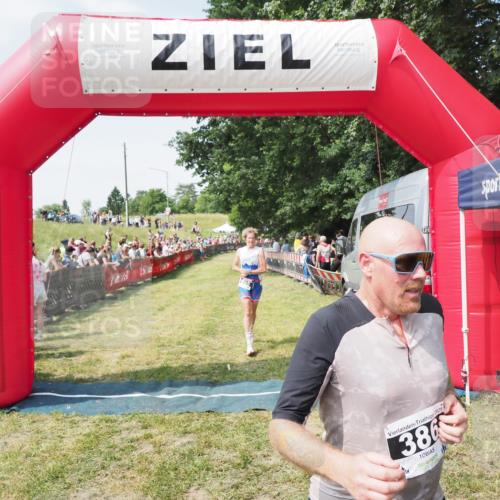 21.06.2025 - 27. Vierlanden-Triathlon MichiJ http://msf.ph/oto/8019116 15.06.2026 11:34:43 Ziel 290, 386, 595 meine-sportfotos.de